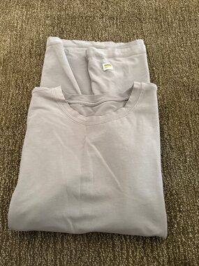 Vuori Short Sleeve Tee in Light Gray